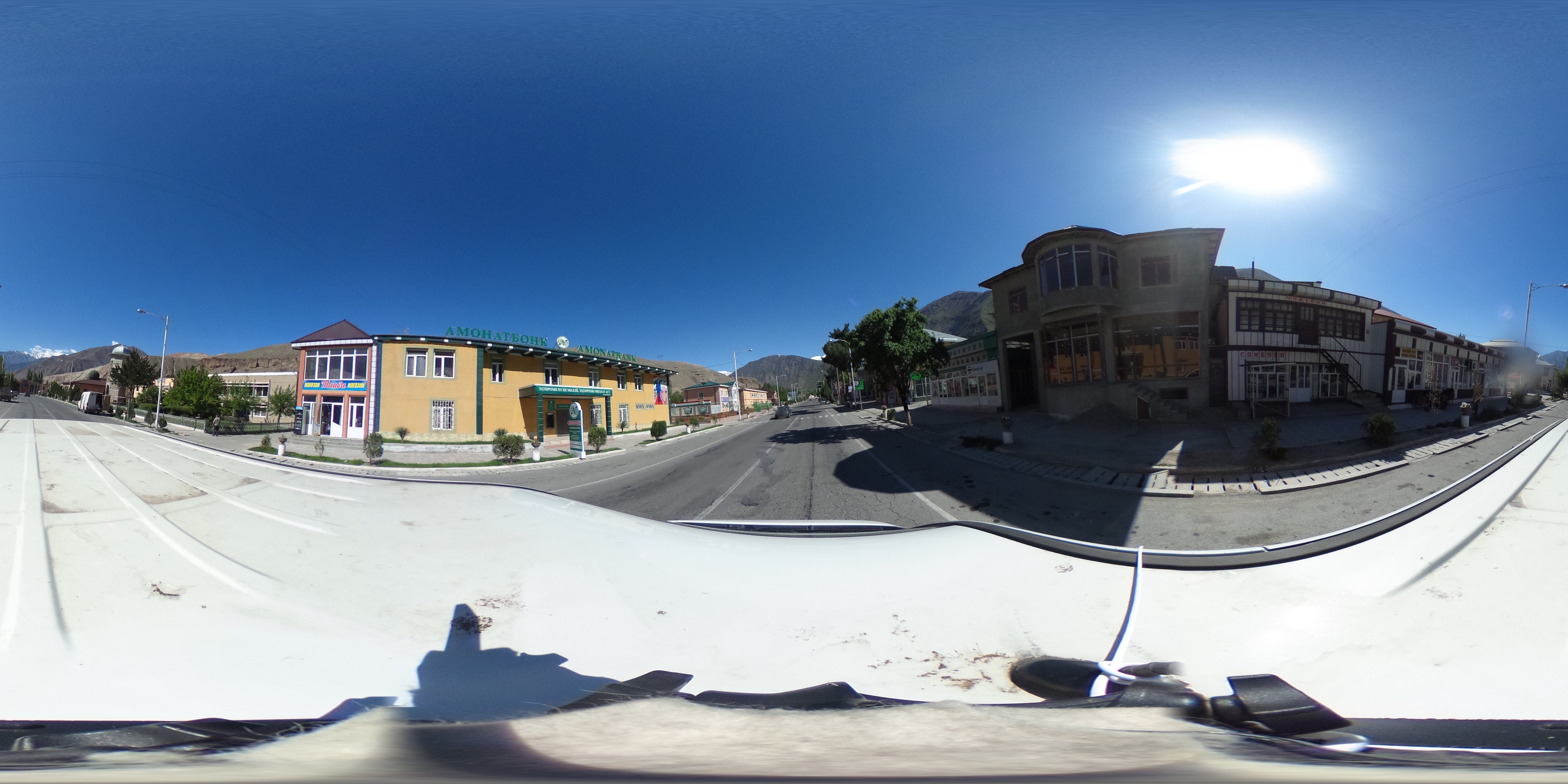 Street view of Ayní