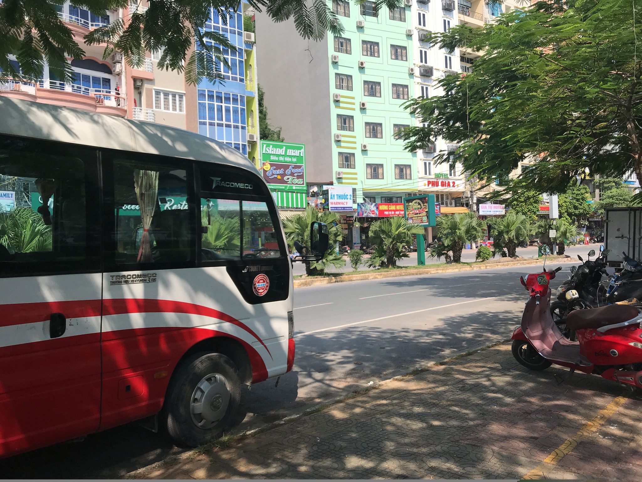 Street view of Cát Bà