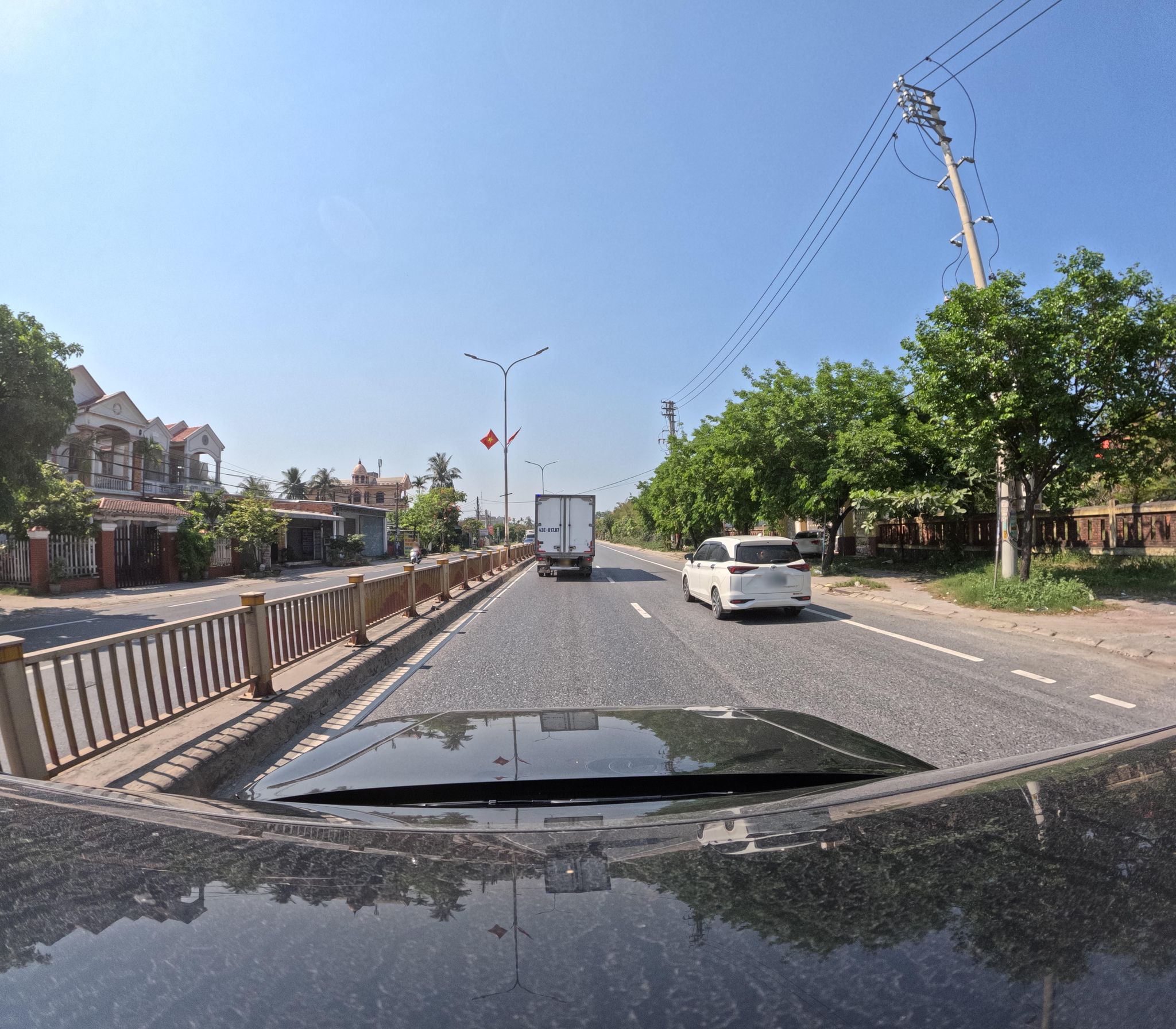Street view of Lăng Cô