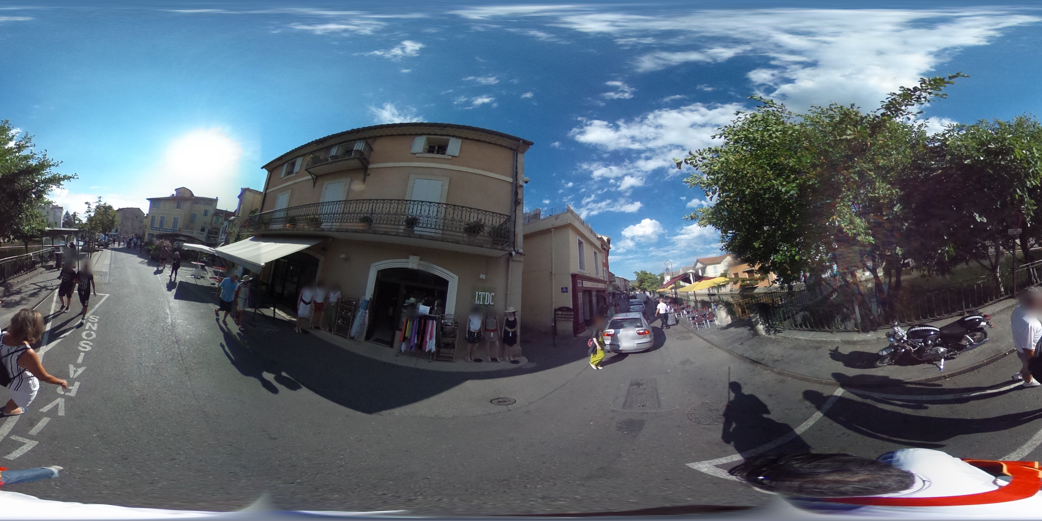 Street view of L'Isle-sur-la-Sorgue