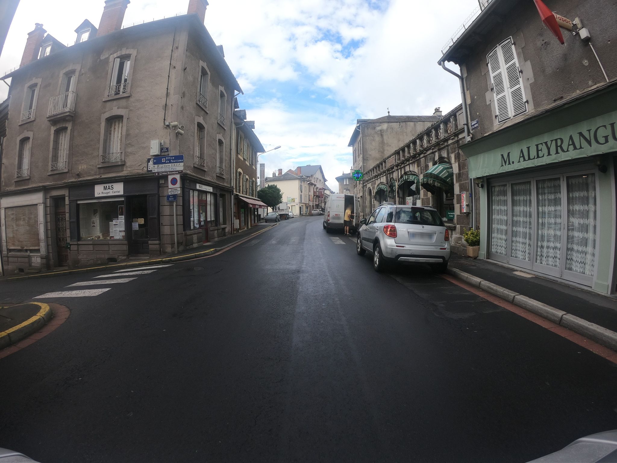 Street view of Vic-sur-Cère