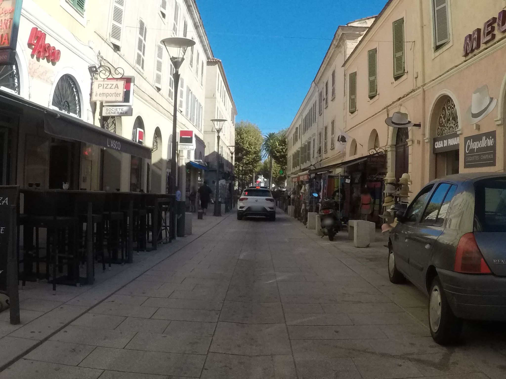Street view of L'Île-Rousse