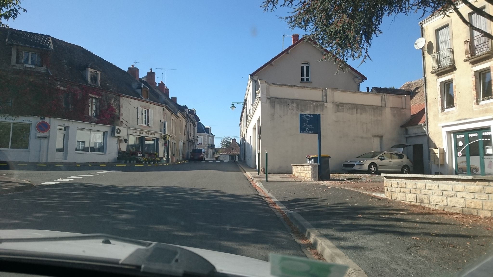Street view of Vallon-en-Sully