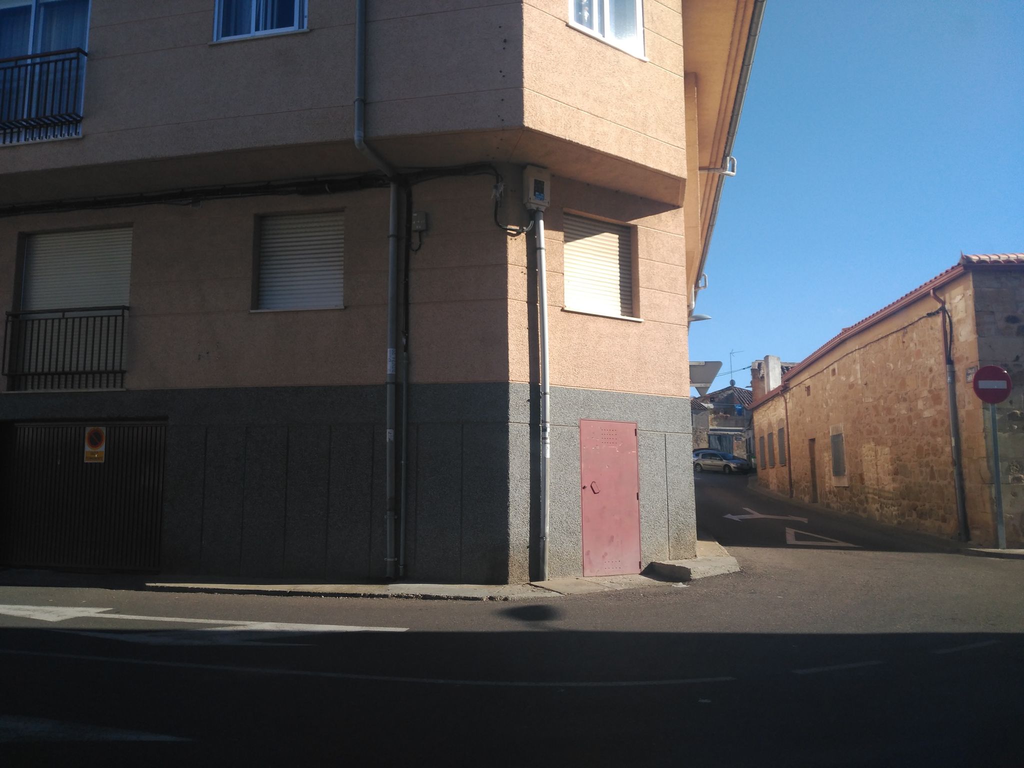 Street view of Villares de la Reina