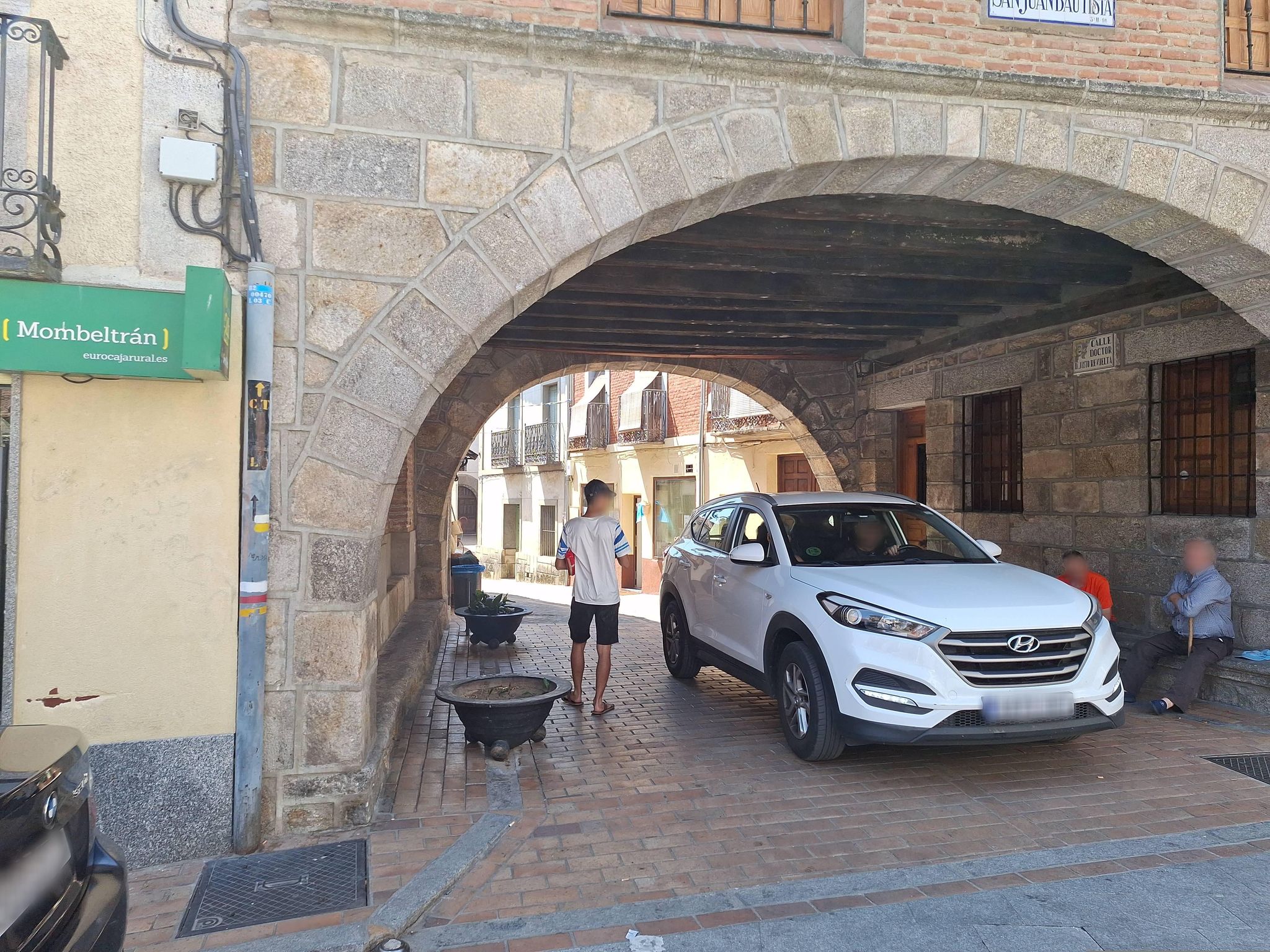 Street view of Mombeltrán