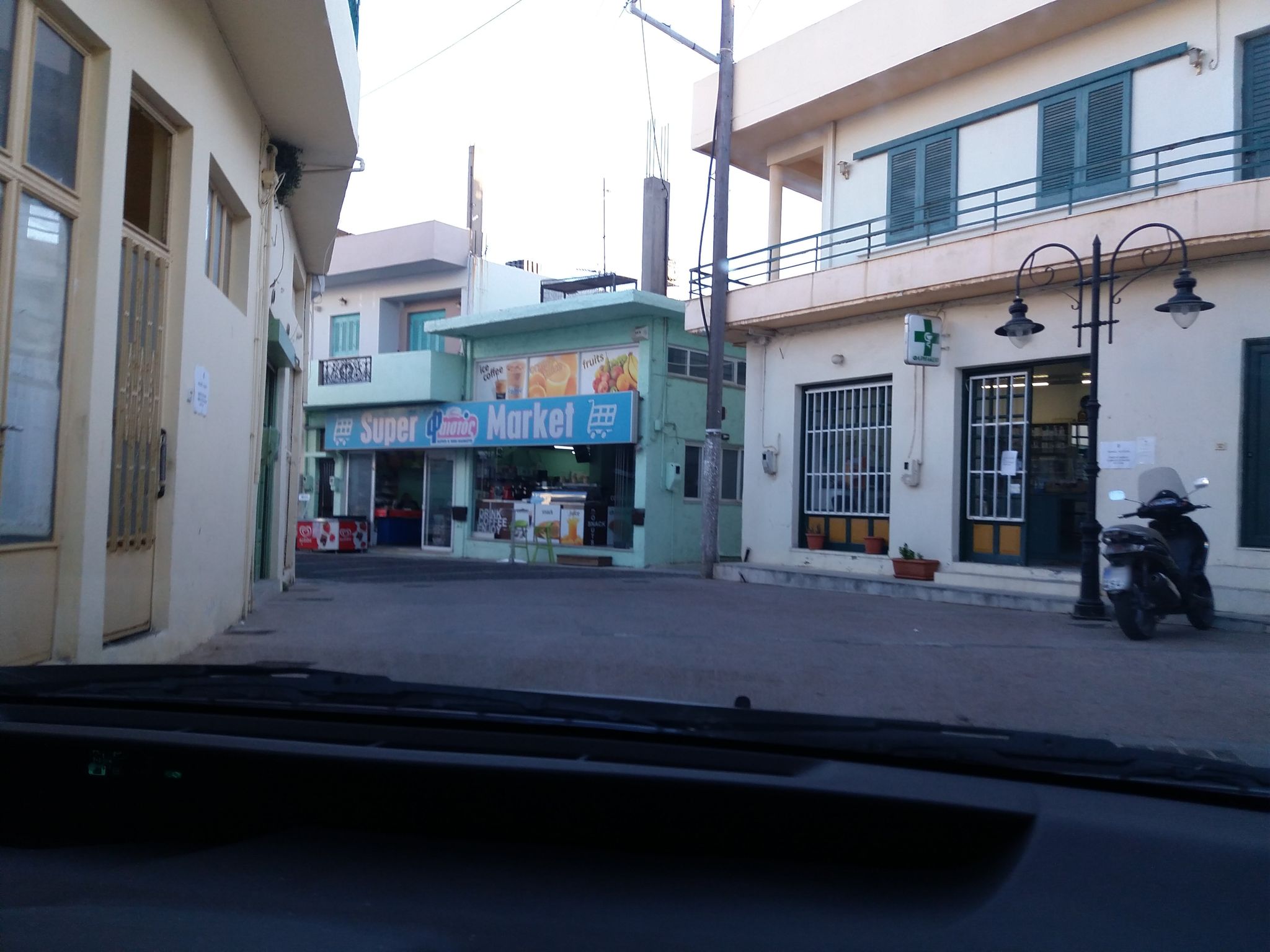 Street view of Mokhós